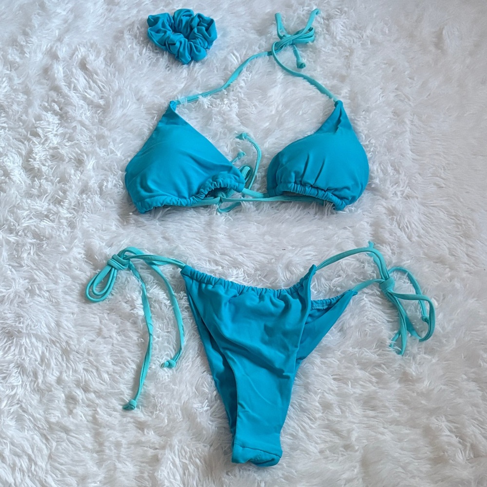 NWOT From Amazon Light Blue Triangle Bikini Top Cheeky Scrunch Bottoms Size M